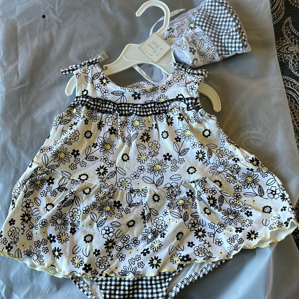 9 Mo Black White and yellow floral set